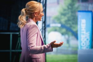 Kerstin Hardt in einem Blazer auf der Bühne von Greator erklärt, wie Resilienz trainieren geht